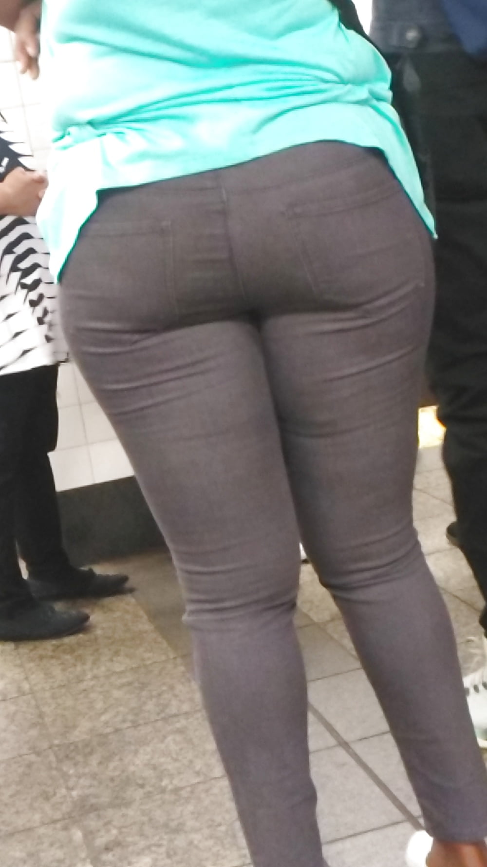 Thick ass mature booty meat candid in subway (6/7)