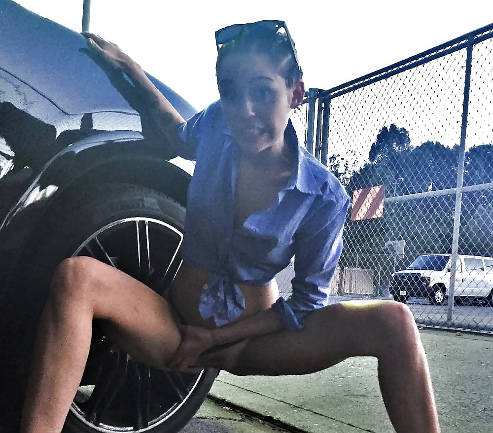 Miley Cyrus Pissing - Photo #3.