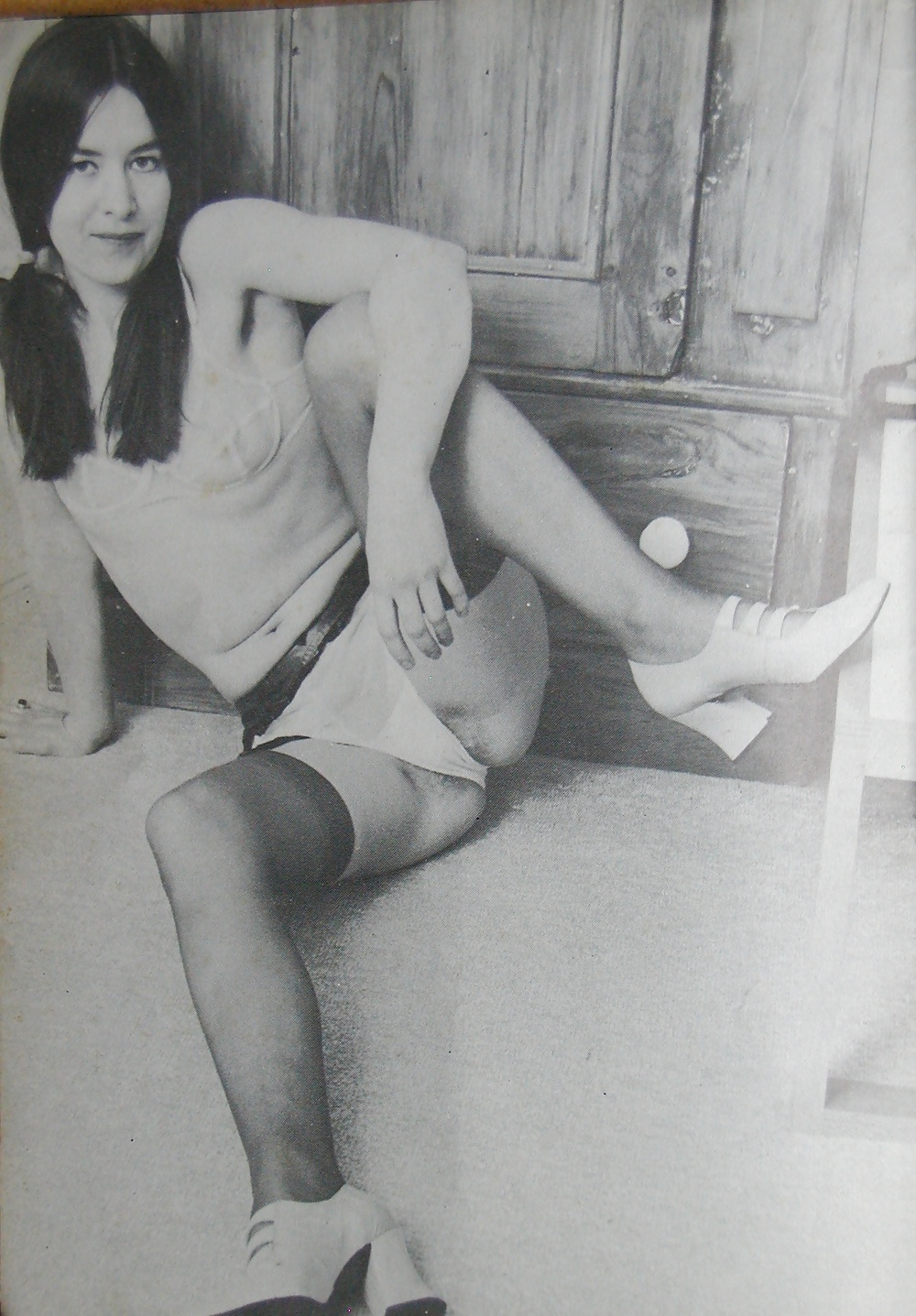 Some Vintage Upskirt Stockings Panties Magazine Photos (3/6)