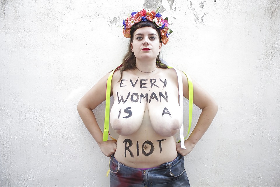 Femen big-titted fight (La lucha tetuda de Femen) (10/11)