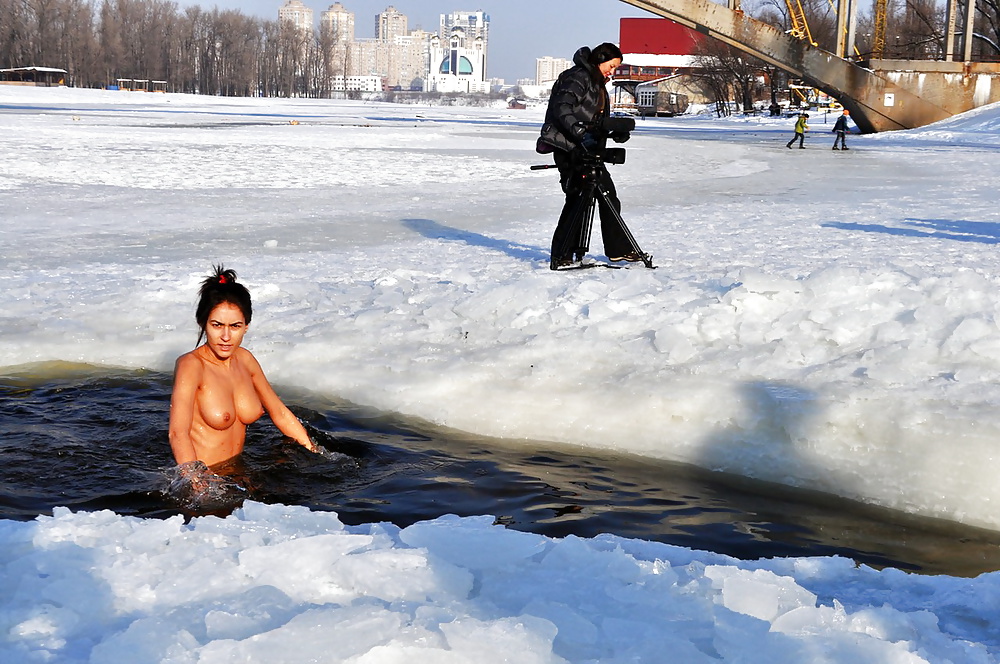 Ukrainian winter nudists, part 1 (67/98)