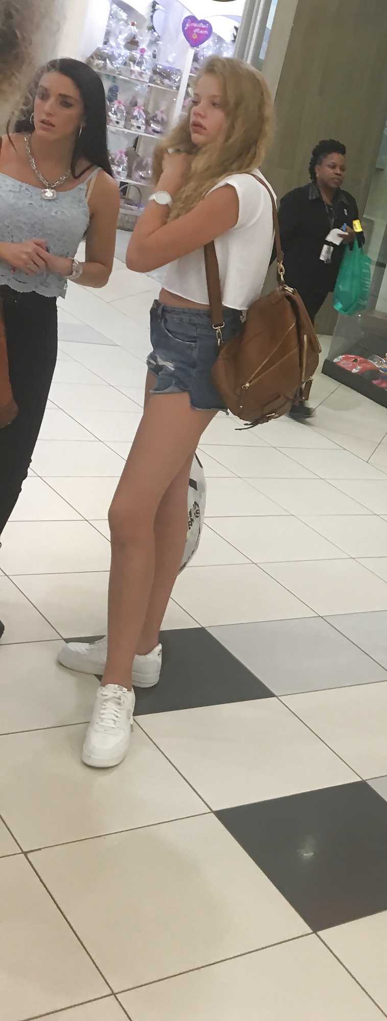 An OMG hot mall teen! Wow, just wow :) (24/28)
