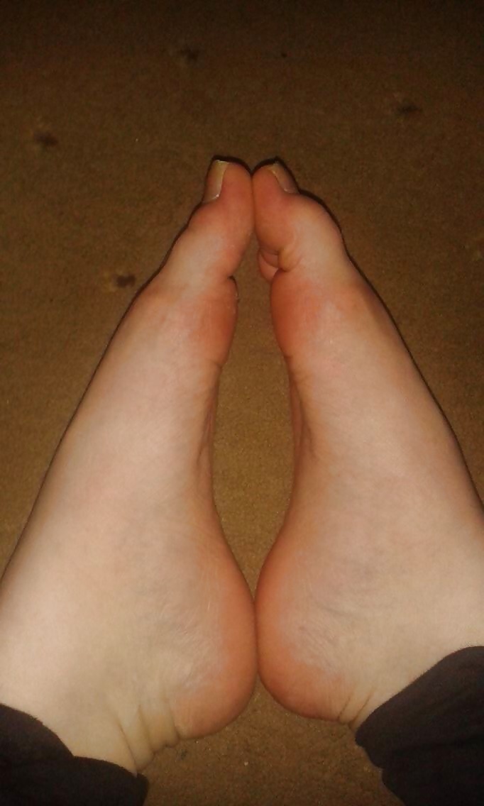 19 year old teen girl feet, soles  (18/19)