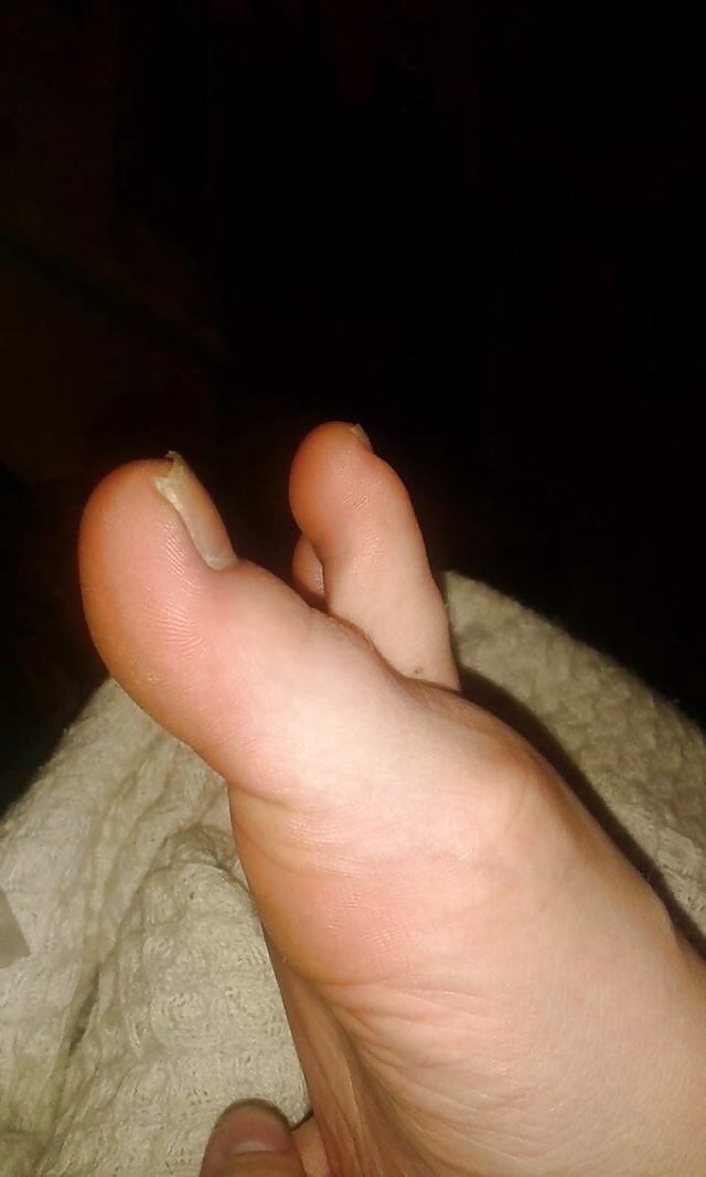 19 year old teen girl feet, soles  (9/19)