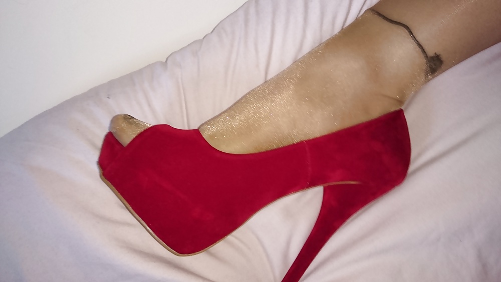 My_work_mate_teasing_me_in_glossy_tights_and_heels (8/11)