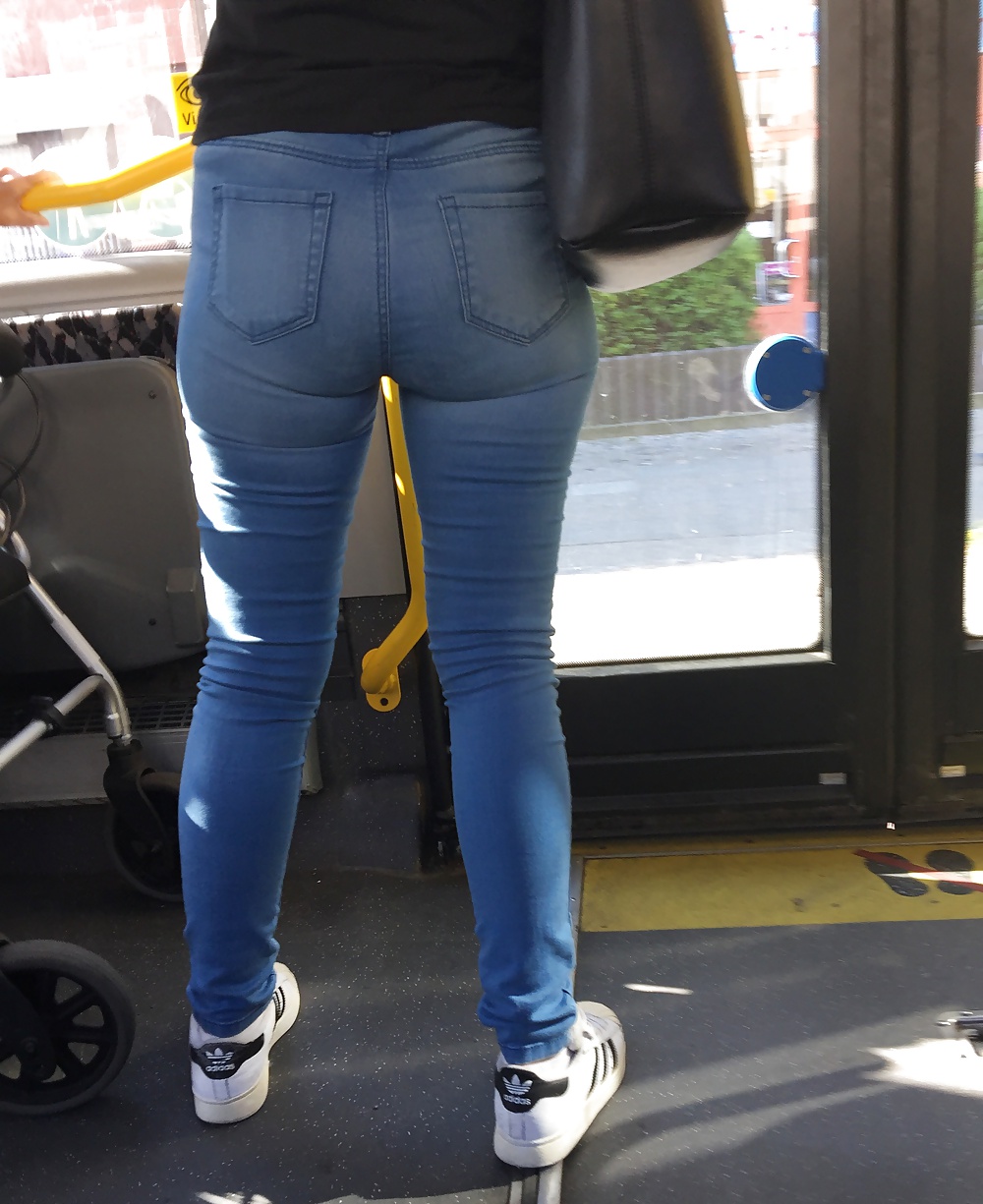Sexy Ass in tight Jeans - Berlin Bus  (6/8)