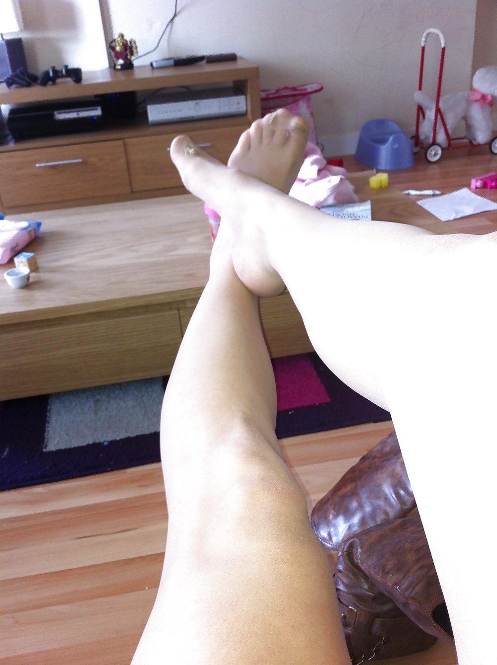 pics of scottish female legs+feet in tights+stockings (8/39)