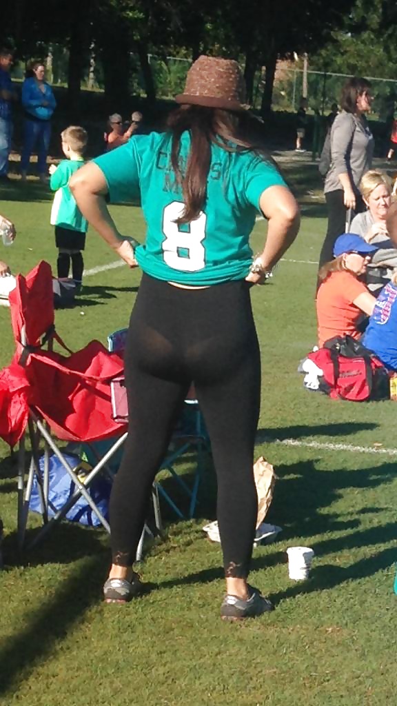 latina_soccer_mom_leggings_candid_vpl (2/3)