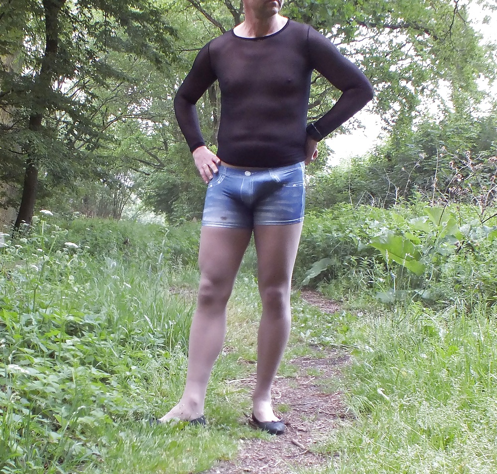 Male_in_Pantyhose_or_Leggings_Outdoor_Adventure (2/8)