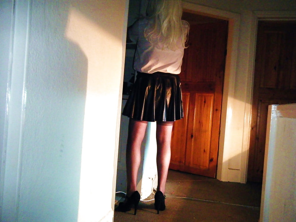 windblown_sissy_leather_skater_skirt (2/3)