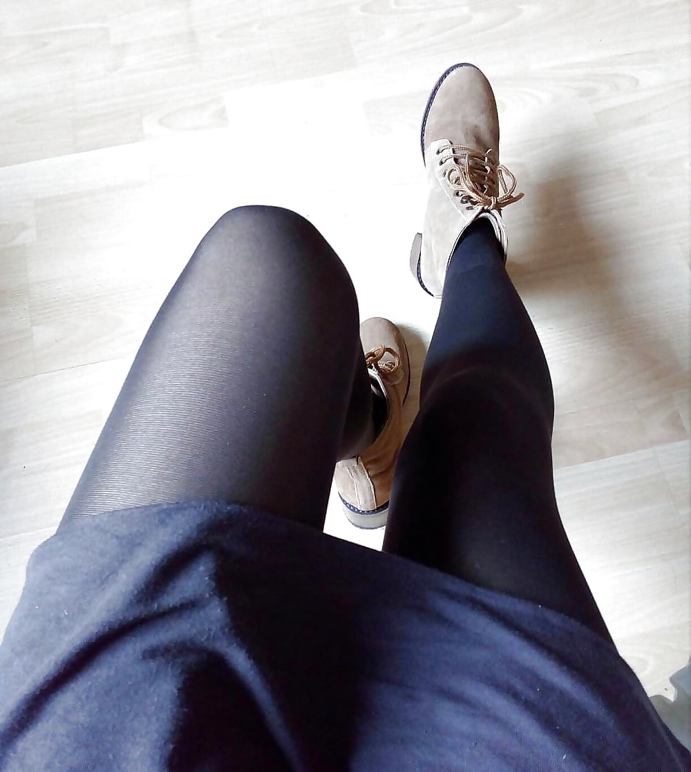 good black pantyhose on nice legs :-P (1/1)