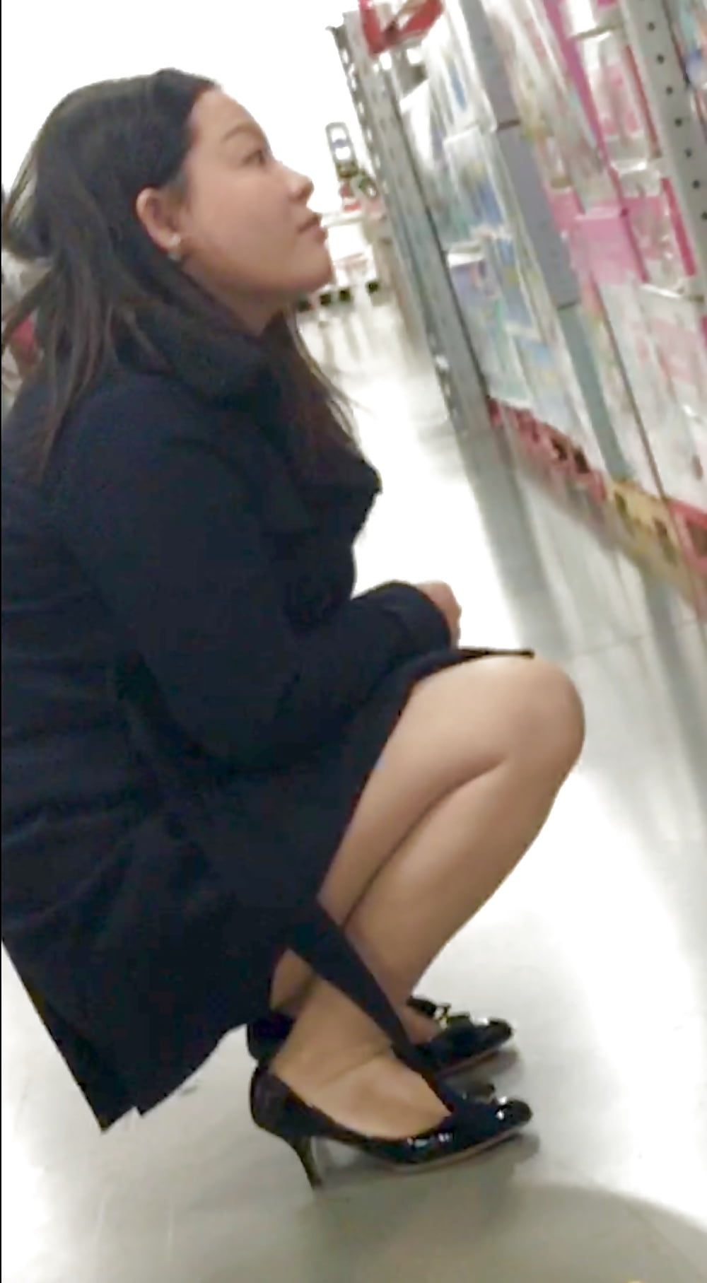 Young_Chinese_milf_getting_her_squats_done_at_store (2/25)