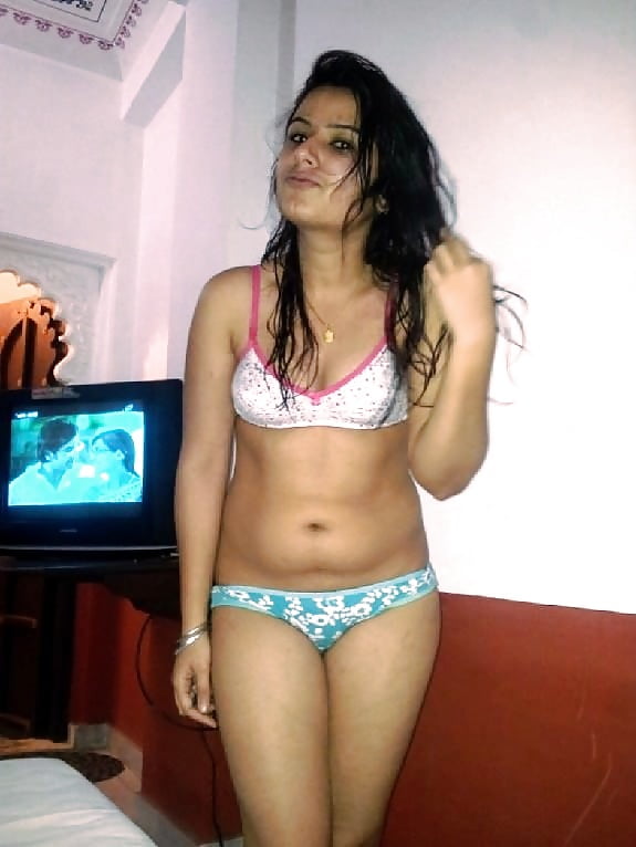 Indian college girl exposing her assets (3/5)
