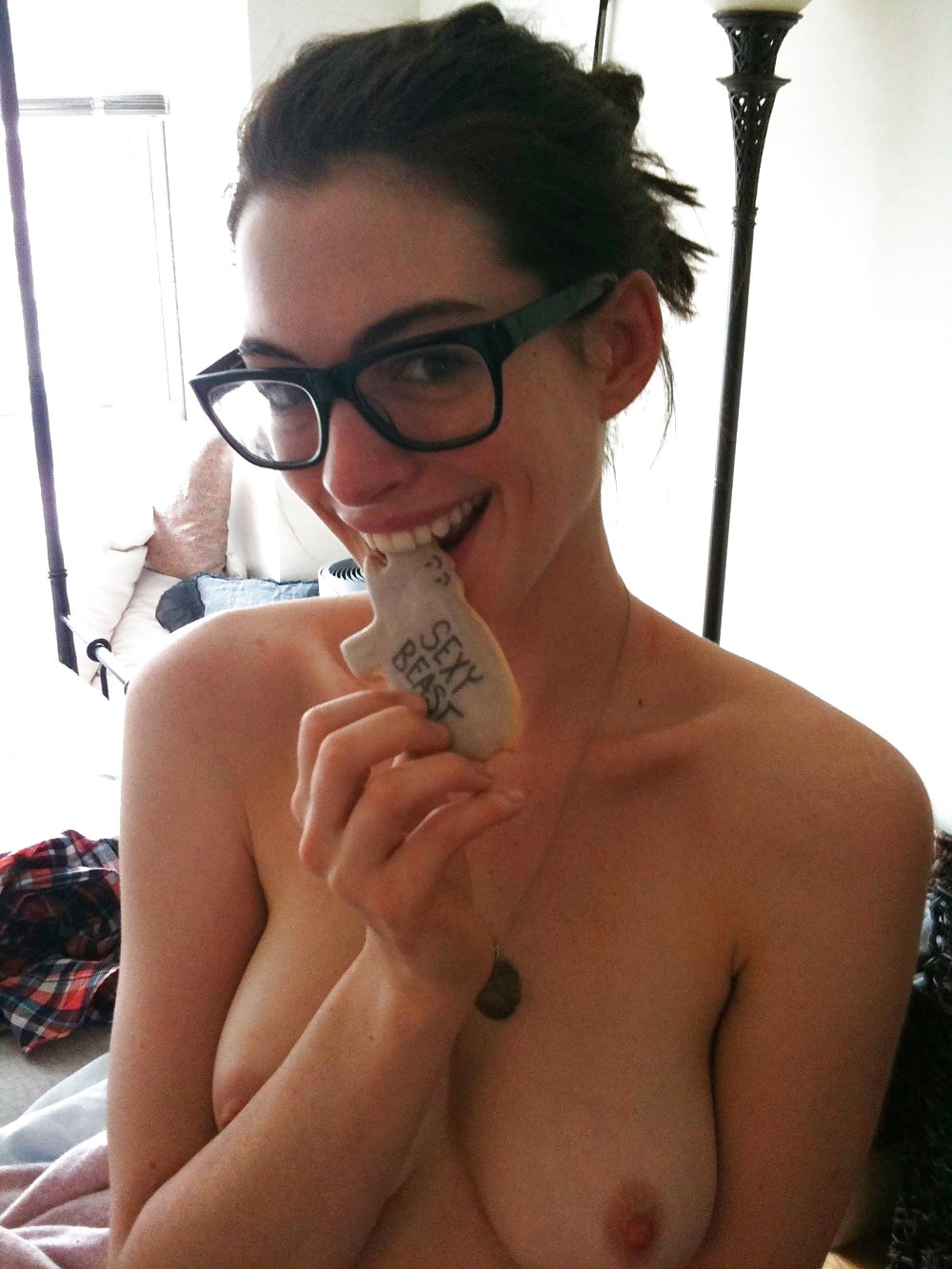 Hathaway nude anna Anne Hathaway