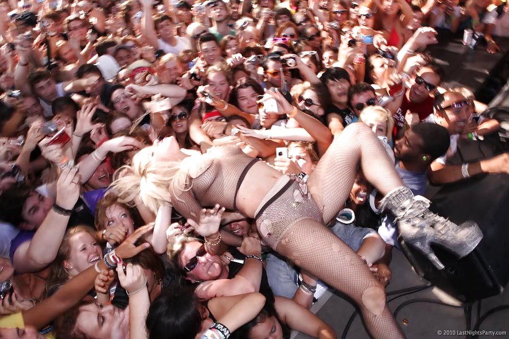 Girl Crowd Surfing Naked Pictures.