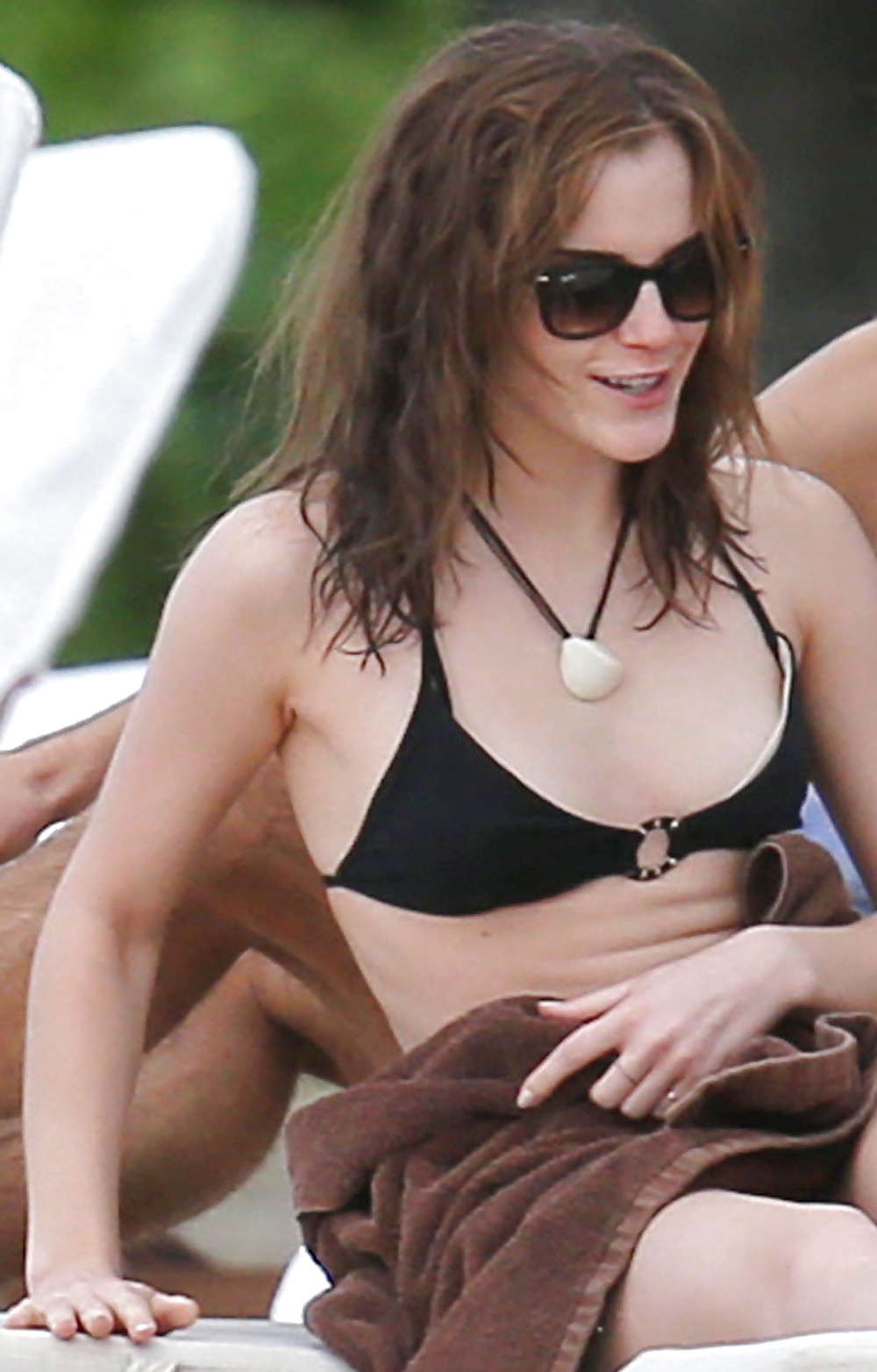 Emma_Watson_in_black_bikini (13/23)