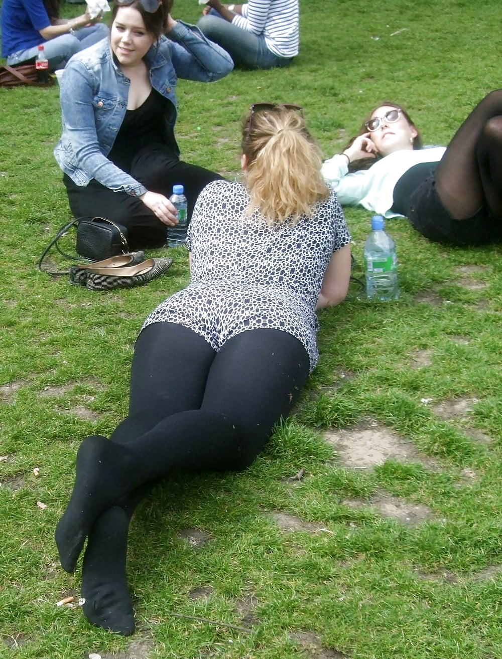 Sneakers and pantyhose candids - Photo #23.