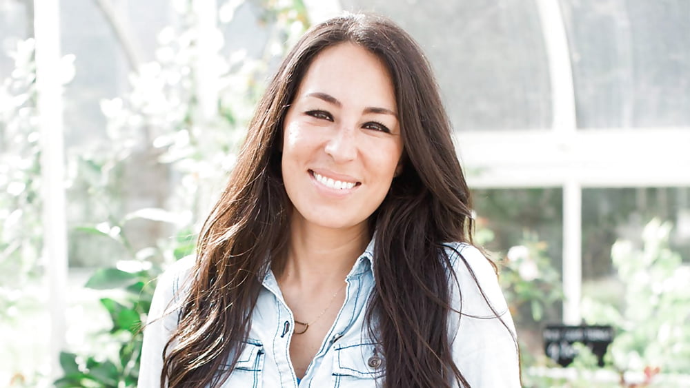 THE HOT, SEXY FIXER-UPPER LADY AND MOMMA, JOANNA GAINES (11/30)