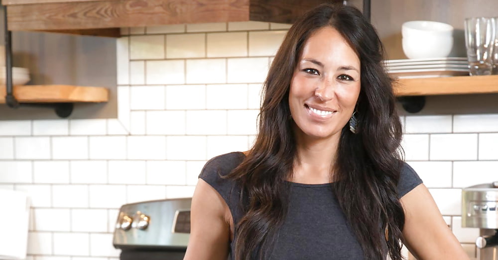THE HOT, SEXY FIXER-UPPER LADY AND MOMMA, JOANNA GAINES - Photo #4.