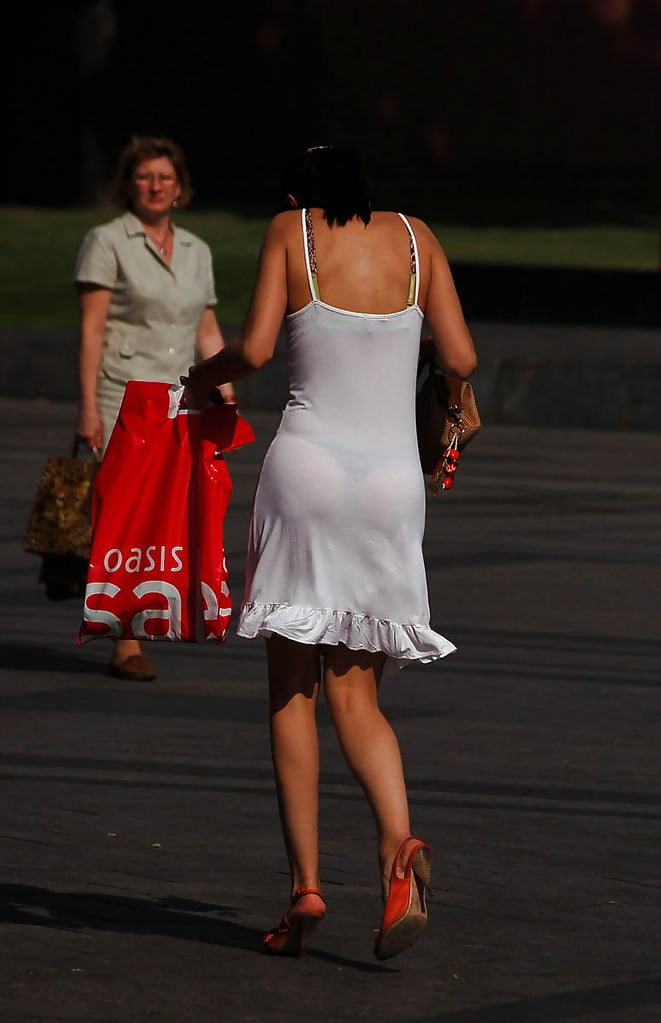 Жена в просвечивающем платье