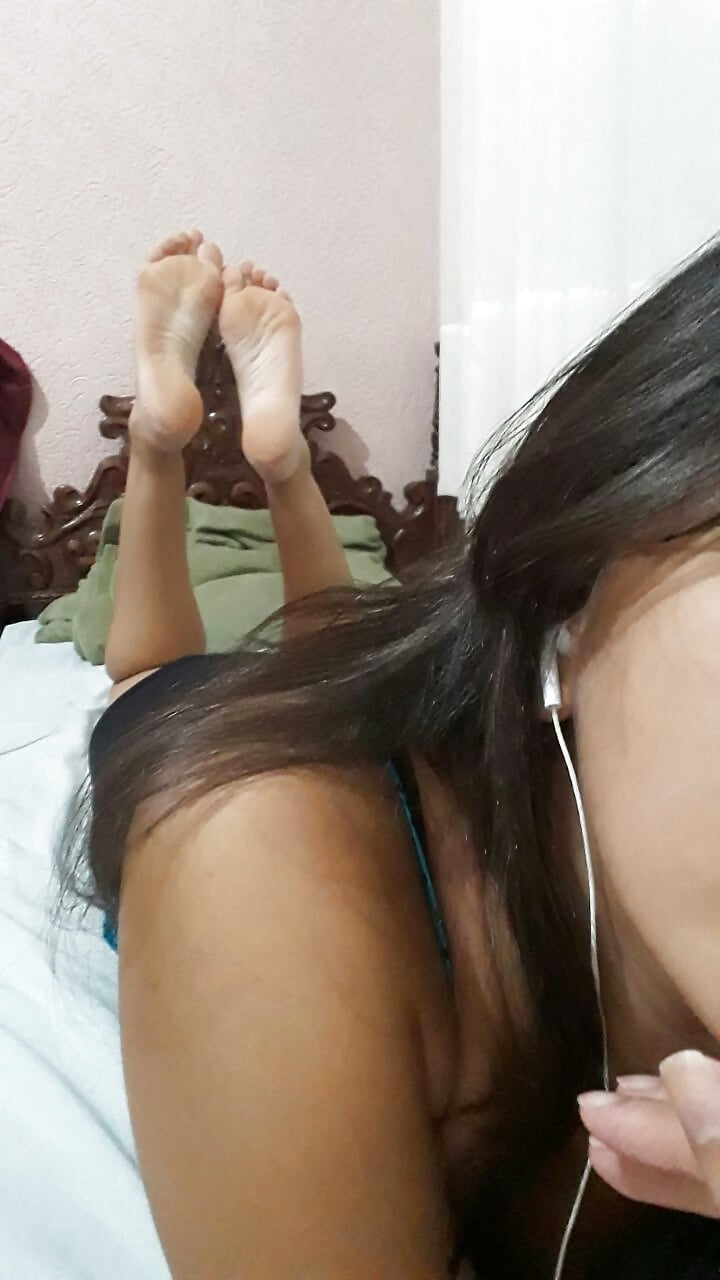13 years old girl and her sexy feet (7/22)