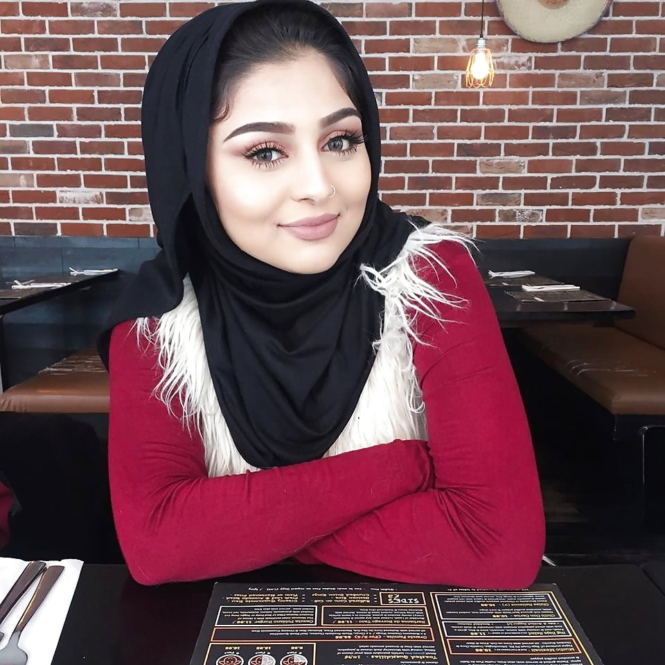 Paki Hijabi Sexy Heels UK Muslim Babe (1/13)