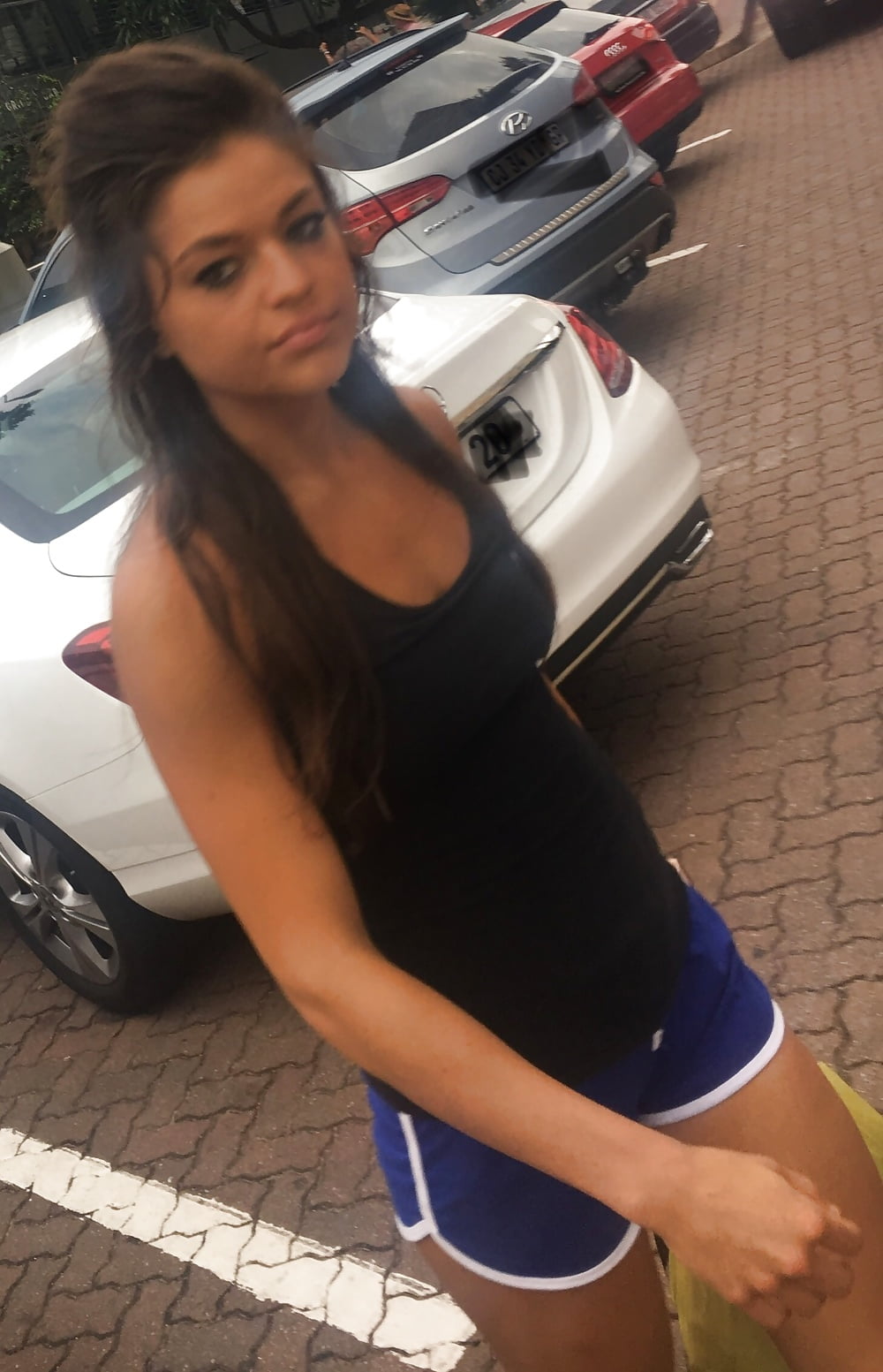 Tight tanned teen in tiny shorts (2/13)