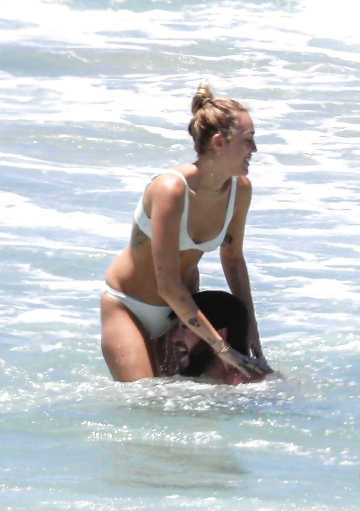 Miley Cyrus  wears a white bikini on the beach (2/17)