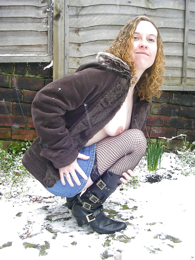 Flashing_in_the_snow_Stockings_and_boots (21/42)