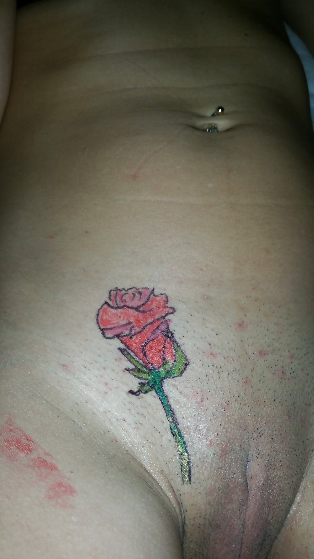 Drawing_rose_on_wife_s_pussy (2/5)