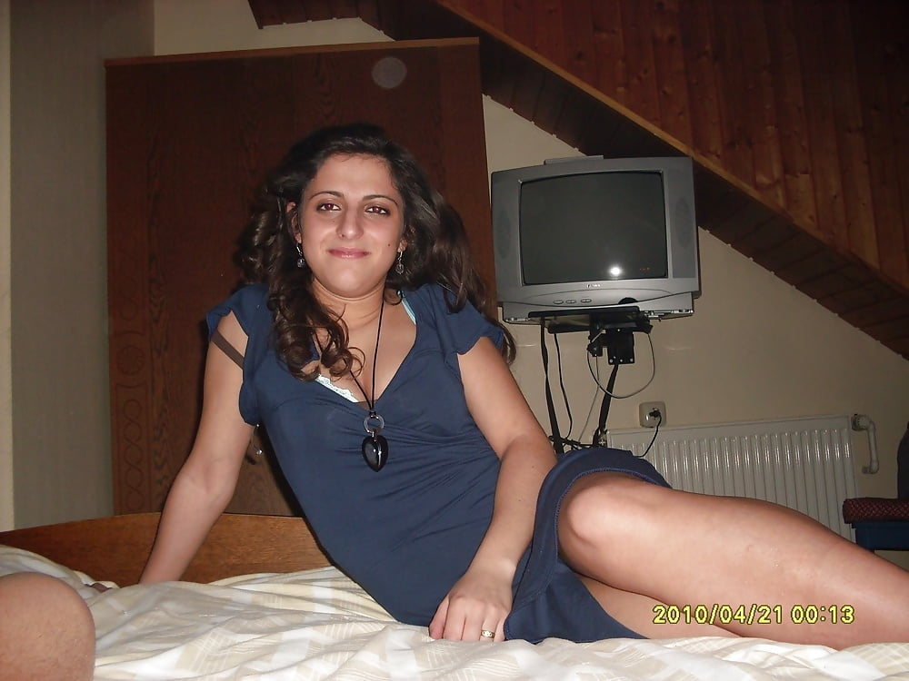 Perverse Perserin Perla zeigt sich zuhause nackt - Photo #7 