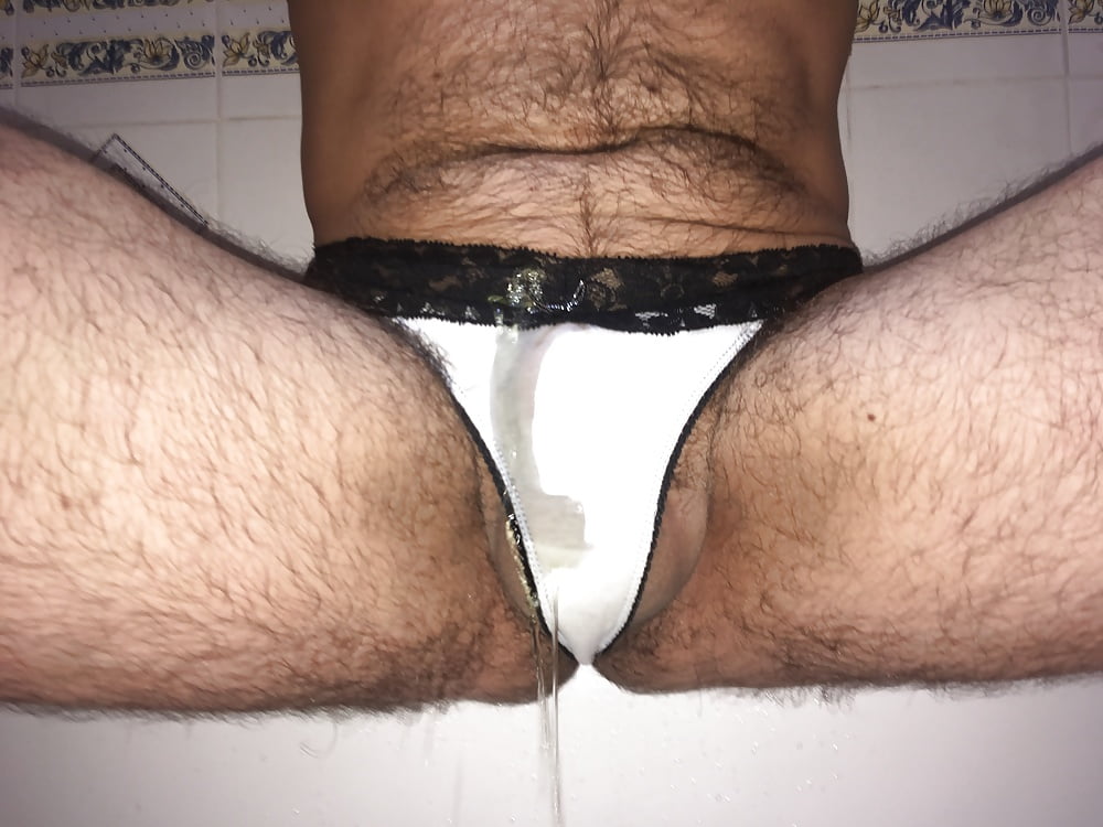 Pissing in new panties (4/7)