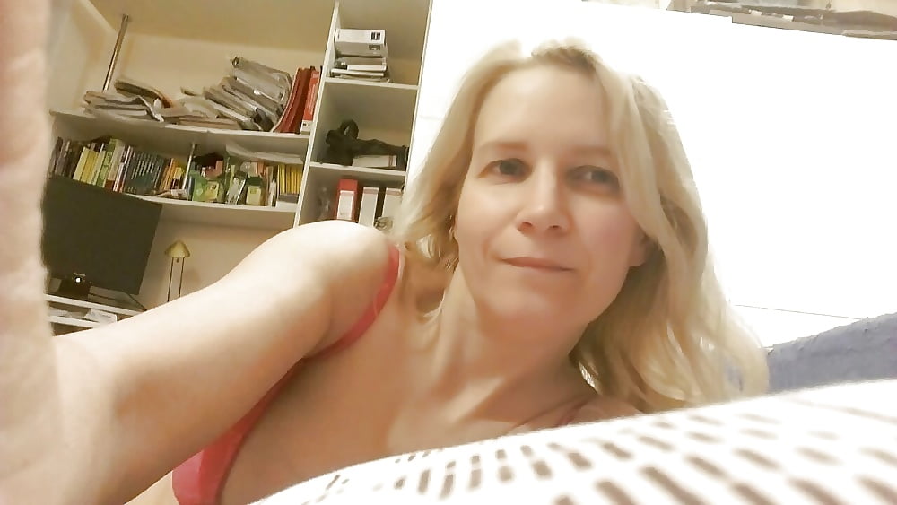 Blonde Russian Milf Mom Exposed Slut Nude Selfies (23/50)