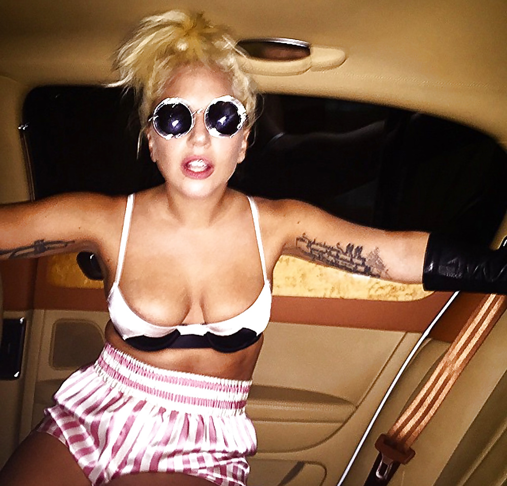 Lady Gaga s tits - Photo #7.