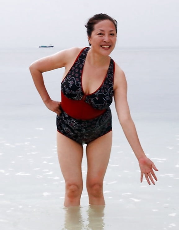 Chinese_mature_with_swimsuit (8/18)