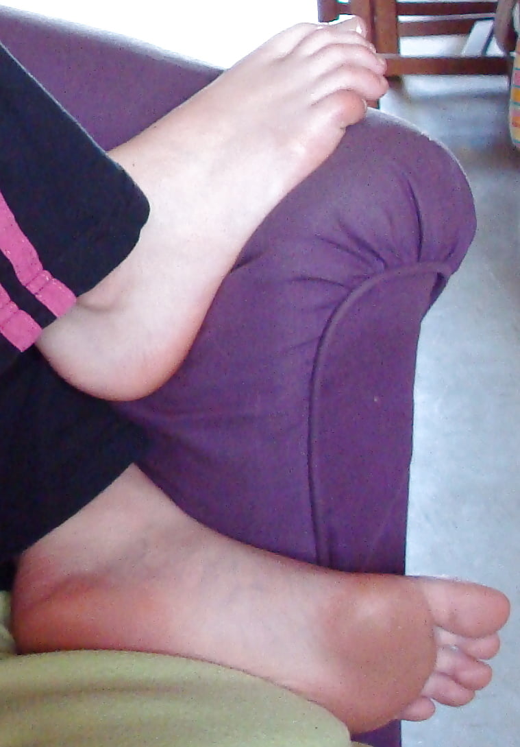 Teen_sexy_feet_foot_barefeet_barefoot_upskirt_and_bikini (10/12)