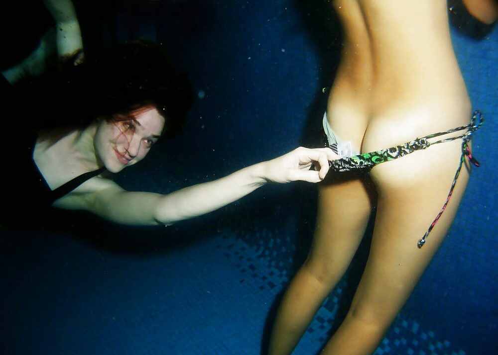 Naked and fucked underwater 3 (16/22)