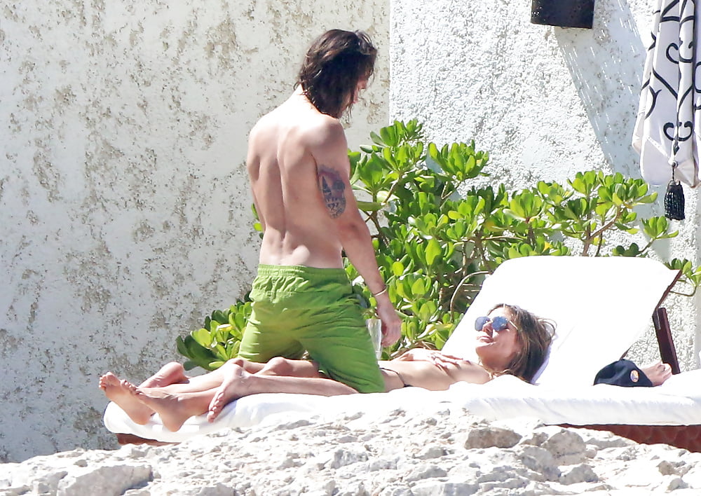 HEIDI_KLUM___TOPLESS_WITH_HER_NEW_LOVER_IN_CABO_SAN_LUCAS (4/11)