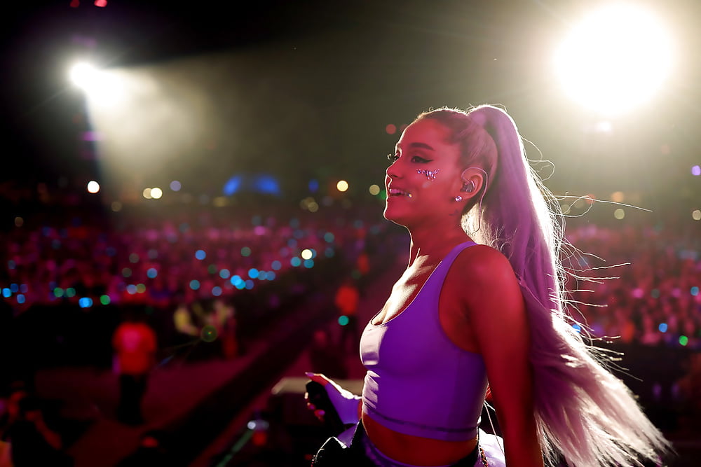Ariana_Grande_performing_at_Coachella_4-20-18 (9/9)