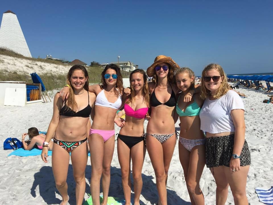 young_teens_at_the_beach (5/21)