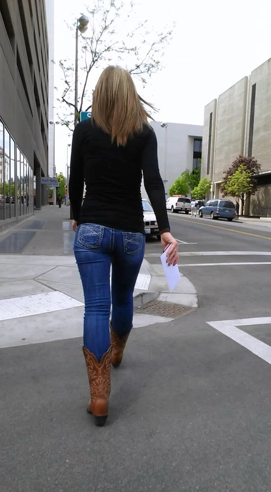 Candid Girls in Skintight Jeans (2/32)