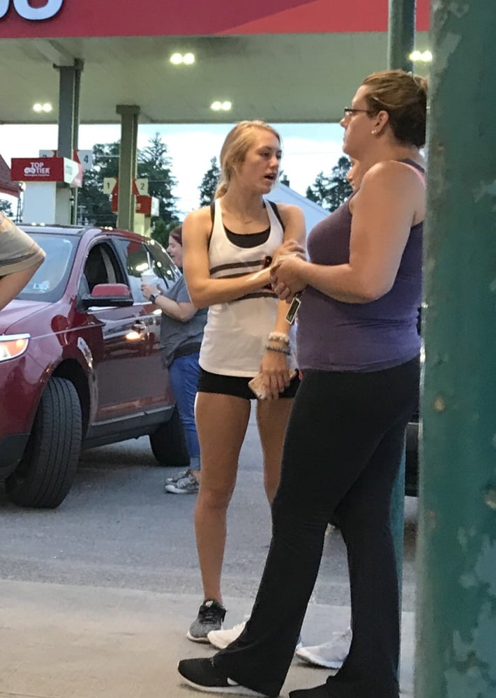 Blonde teens in tight shorts (22/30)