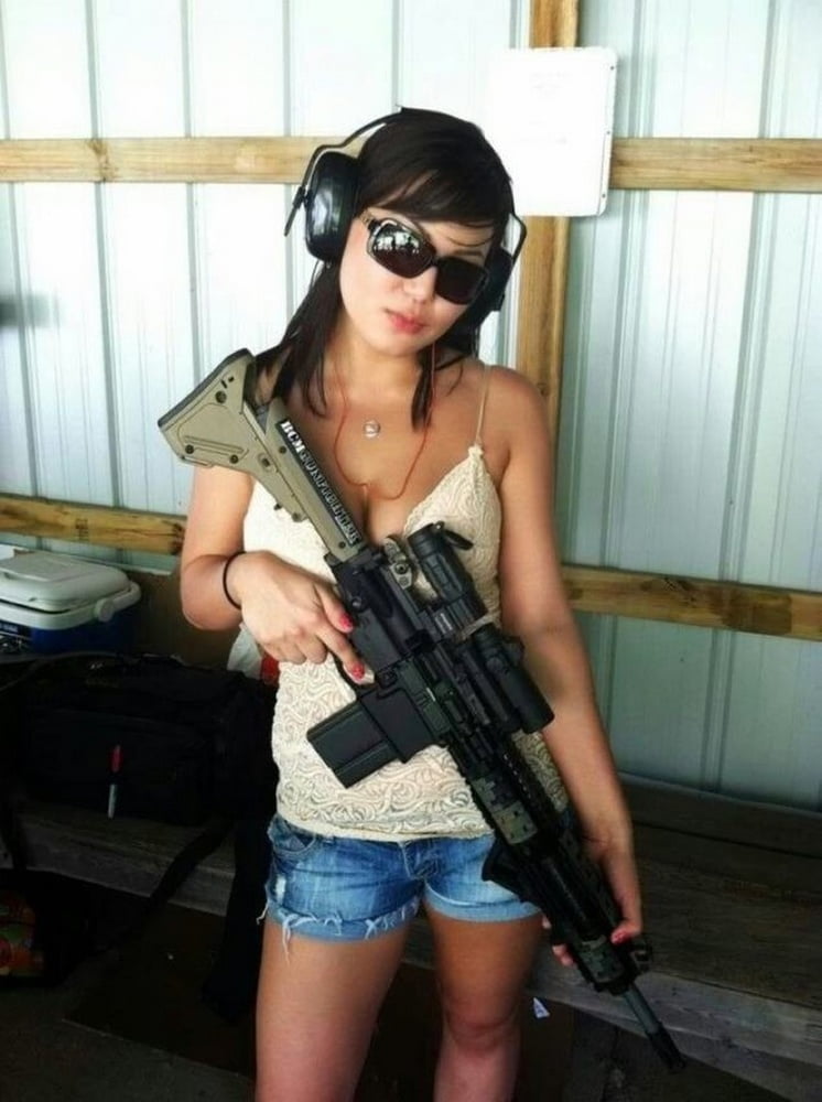 Lady guns. Девушка с оружием. Телки с оружием. Красивые девушки с оружием. Девушка с автоматом.