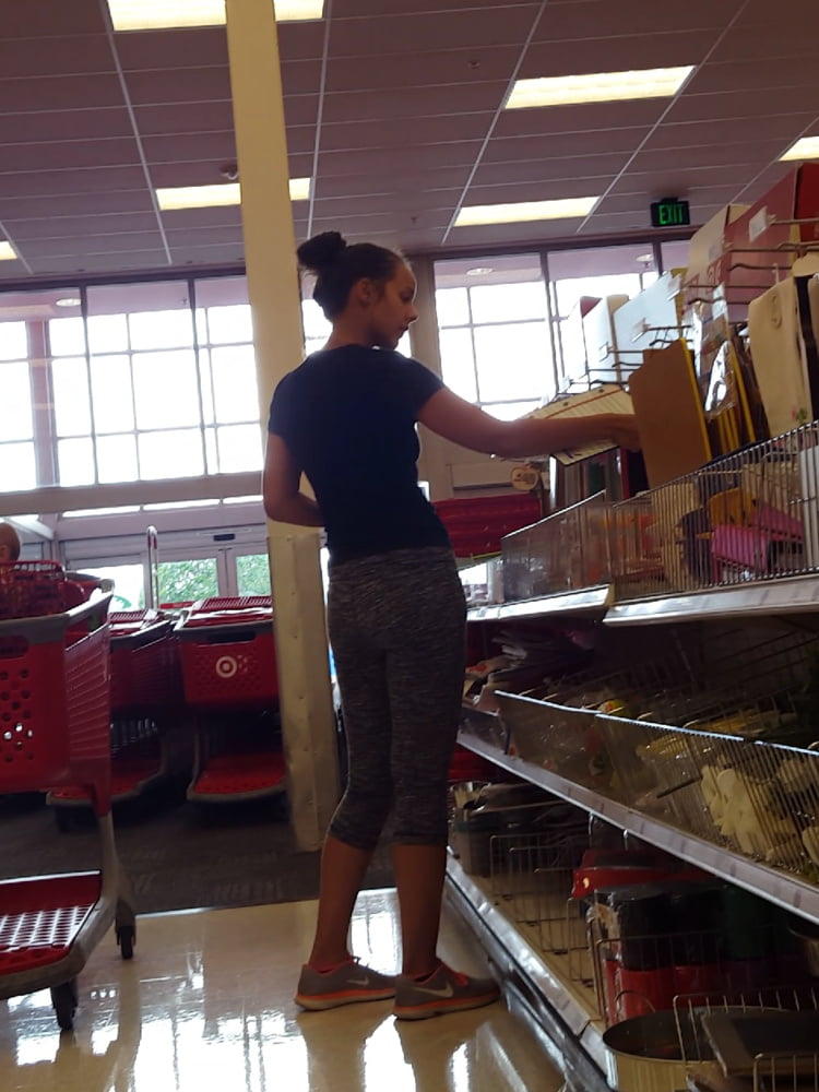 Candid_voyeur_hot_young_MILF_at_target_spandex_shopping (5/8)