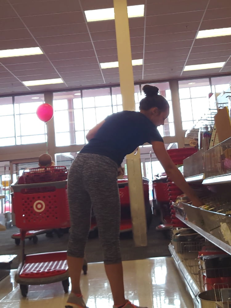 Candid_voyeur_hot_young_MILF_at_target_spandex_shopping (8/8)
