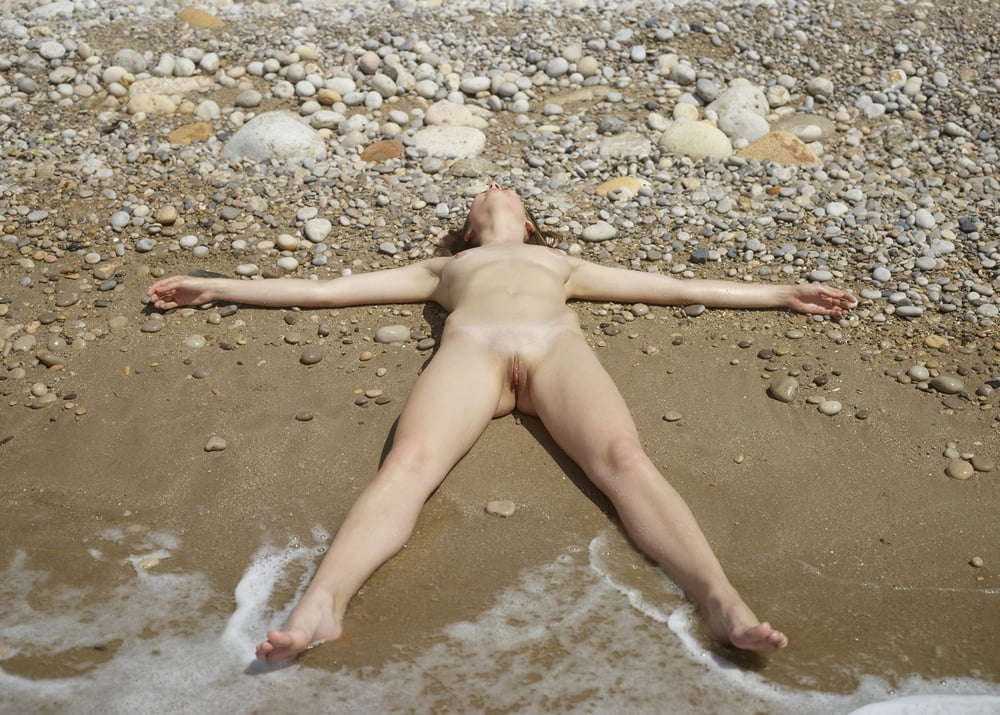 Dutch goddess, naked on beach (21/38)
