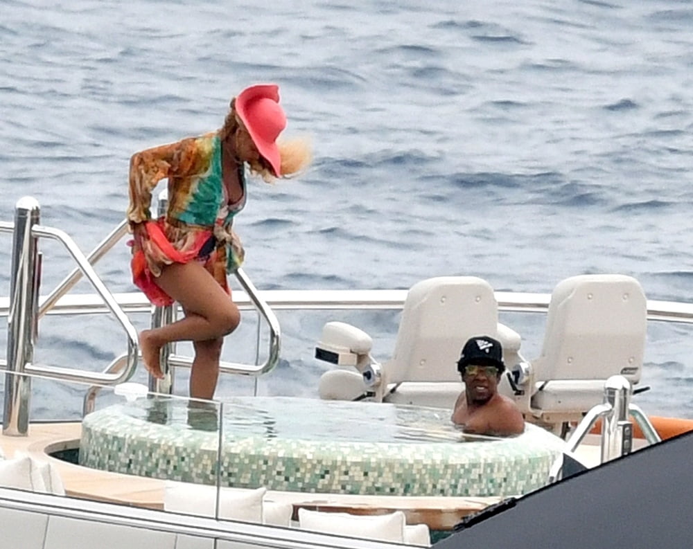 Beyonce_on_yacht_in_Capri_7-23-18 (7/10)