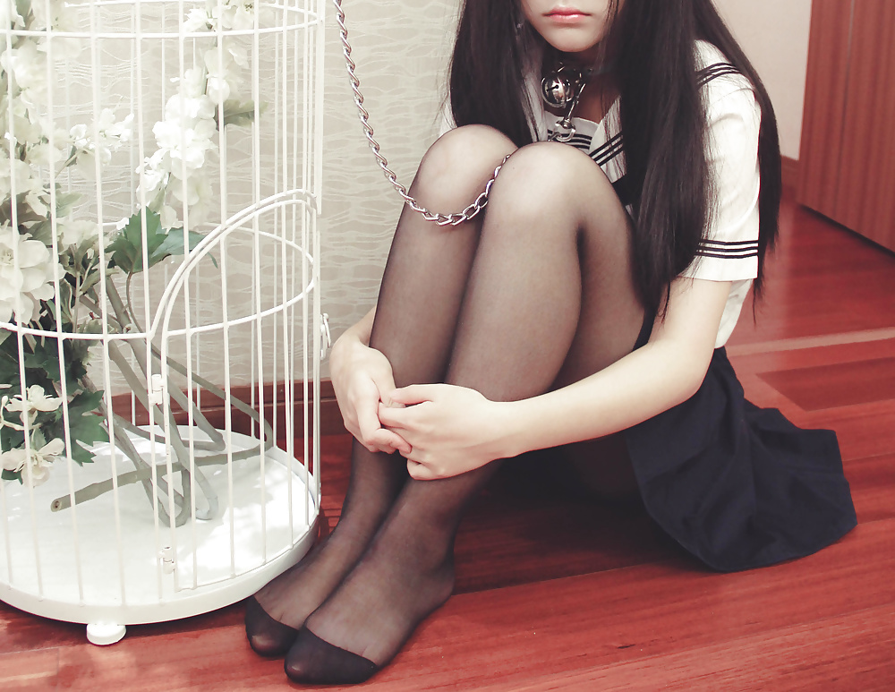 Asian pet girl in black pantyhose (22/69)