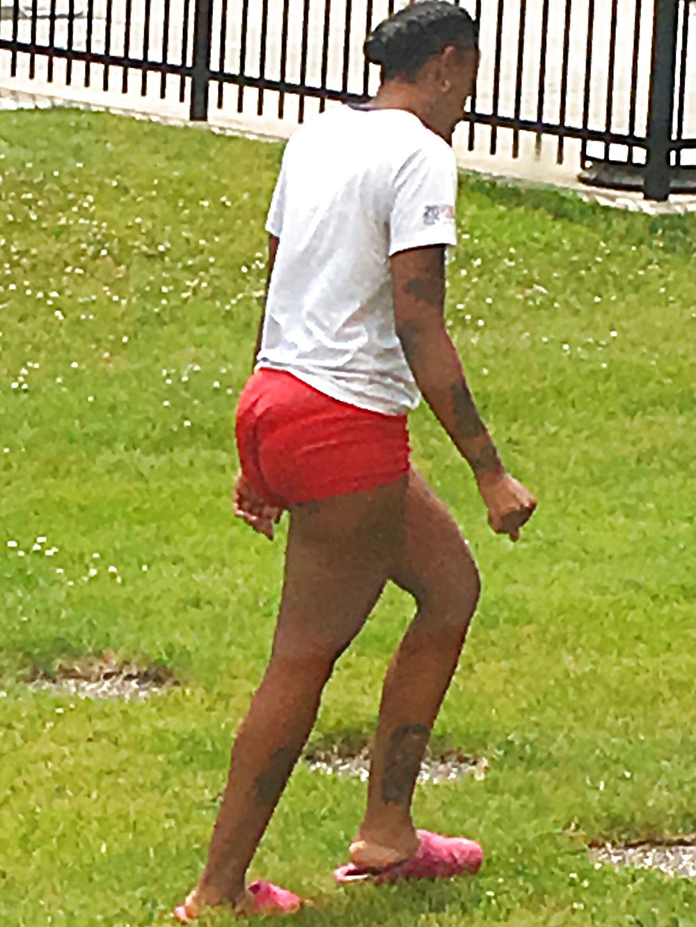 Ebony amazing tight pantie line in tight red shorts!! (1/5)