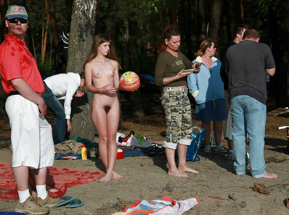 Disgraced_girl _nude_among_clothed_people (4/16)